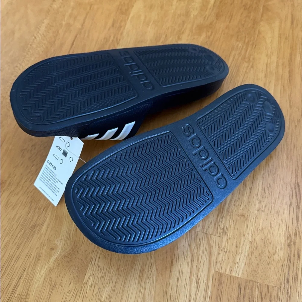 🎁 NWT Adidas Adillete Black and White Slides Sandals Shoes 4 Unisex Boy Girl